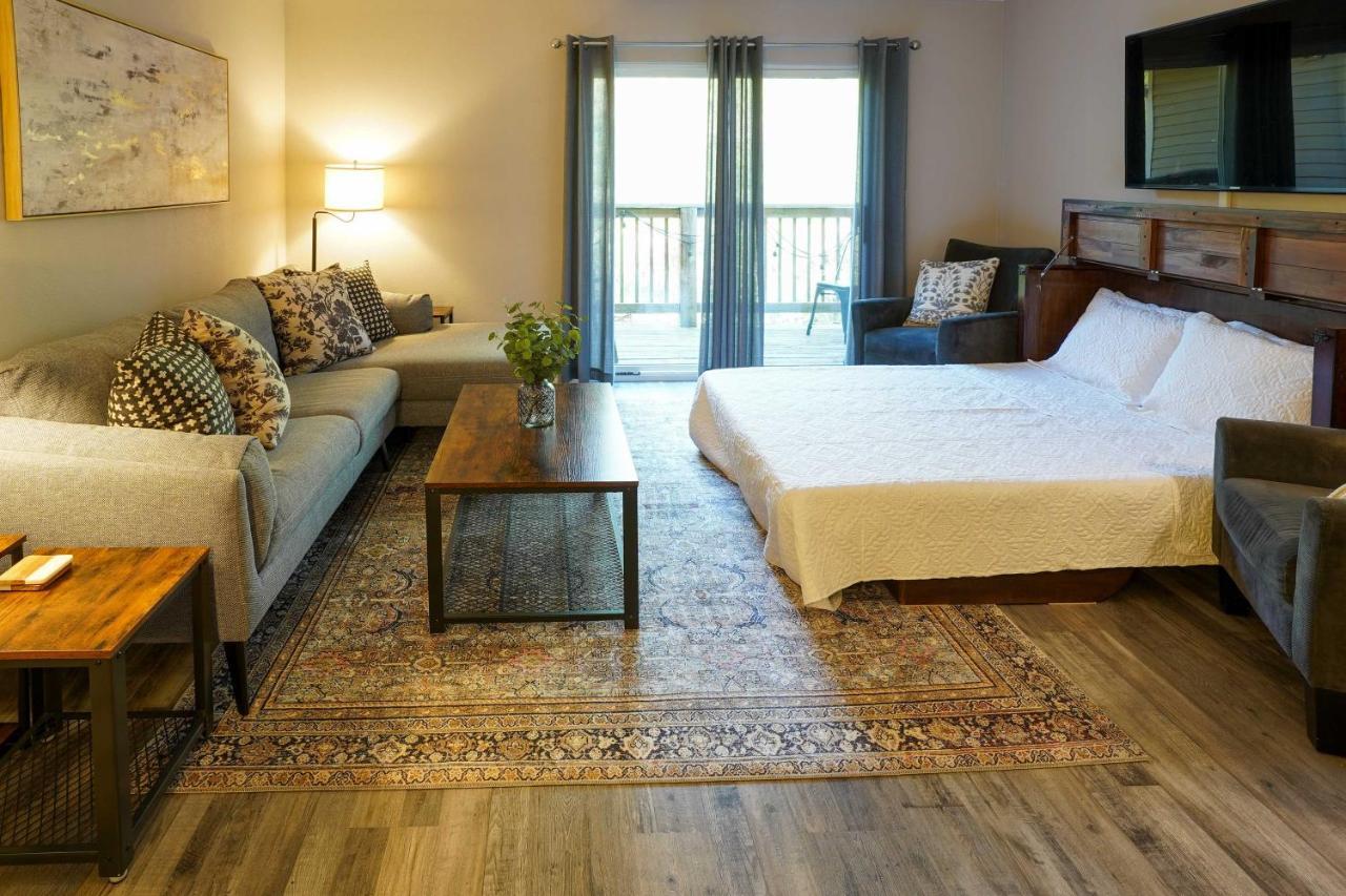Modern With Pool About 7 Mi To Landing! Apartamento